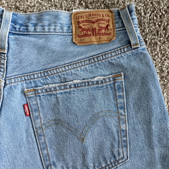 Levi Distressed Shorts - Picture 2 of 7